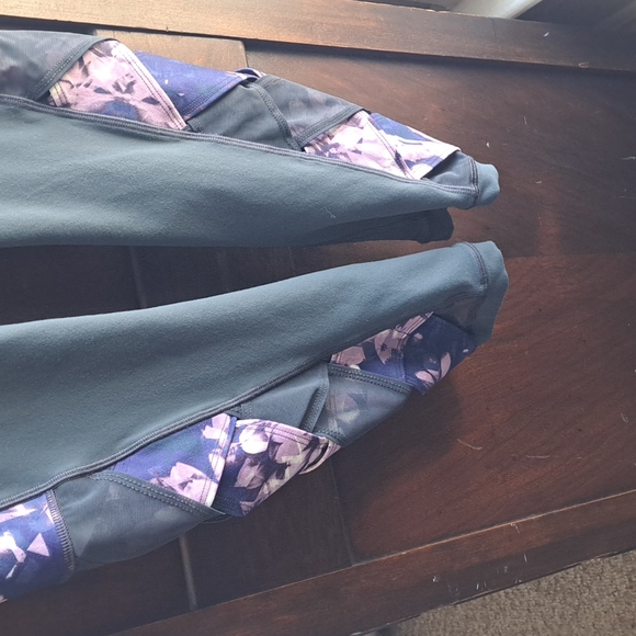Calia by Carrie Underwood size s grey w purple floral workout capris key pouch - Picture 3 of 7